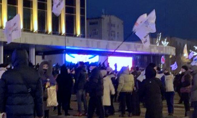 Митинг у Дворца "Украина". Фото: скриншот YouTube