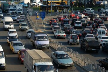 Устроили испытание водителям на все выходные: в Киеве перекроют дороги, где лучше не ездить