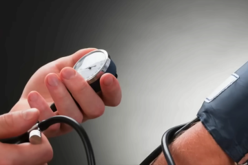 Почему в жару скачет артериальное давление и как его урегулировать. Фото: YouTube