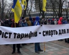 Тысячи киевлян вышли под Раду на протест против тарифного произвола