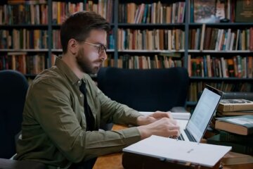 Работа за компьютером. Фото: скриншот YouTube-видео