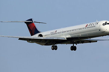 На видео попал момент разрушения двигателя у летящего самолета