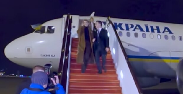 Владимир Зеленский с супругой Еленой. Фото: скриншот YouTube-видео