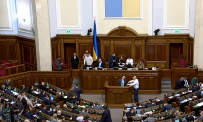 И пусть весь мир подождет: очередной скандал со "слугой народа" – устроил "кинотеатр" прямо в стенах Рады