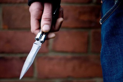 В сети появилось видео, как "харьковский потрошитель" прямо в метро напал с ножом на полицейского.