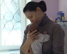 Мама з дитиною. Фото: скріншот Youtube-відео