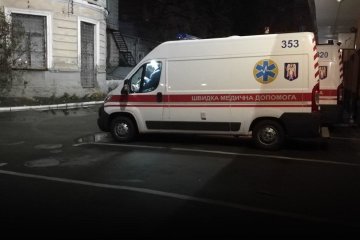 В киевской поликлинике в очереди сидела мумия женщины. Врачи наплевали и просто накрыли ее простыней. Фото
