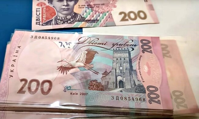 Гривні. Фото: скріншот Youtube-відео