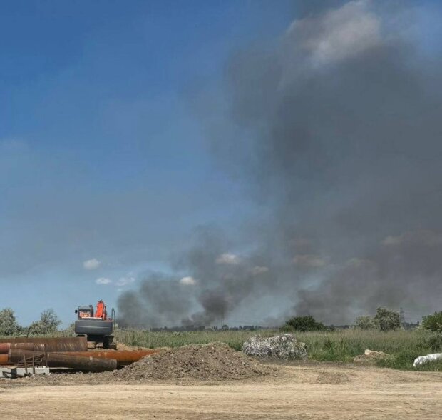 Пошкоджена дорожня техніка після ракетного удару по Одещині