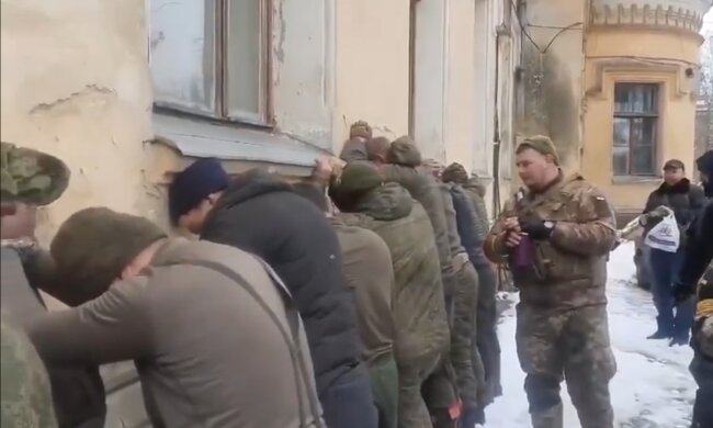 Полонені окупанти. Фото: скріншот YouTube-відео