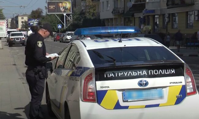 Патрульная полиция на дороге. Фото: скриншот YouTube-видео