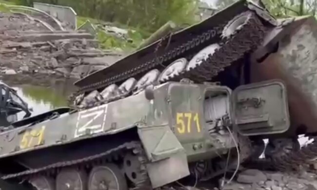 Окупанти втопили техніку. Фото: скріншот Telegram-відео