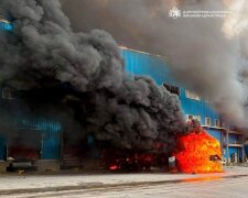 Пожар на складе логистической компании в Днепре после удара рф, горят автомобили