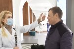 Измерение температуры. Фото: скриншот YouTube