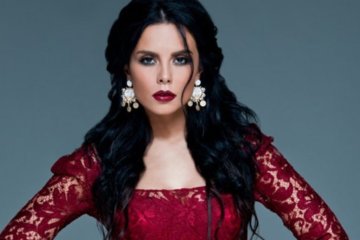 Настя Каменских отвлеклась от Потапа. Теперь с мулаткой-незнакомкой фоткается