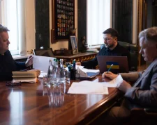Зеленский и президент Румынии обсудили безопасность после удара дрона