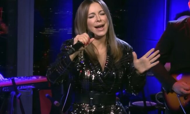 От былой красоты мало что осталось: располневшая Ани Лорак без макияжа прикрылась широкой кофтой – пора вешать замок на холодильник