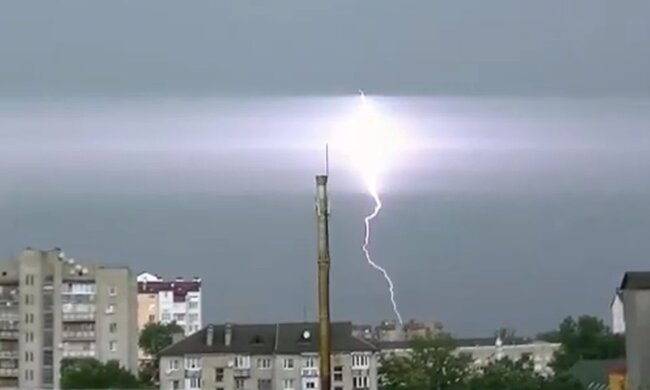 Блискавка. Фото: скріншот YouTube-відео
