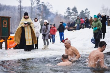 Купание в проруби, фото: delo.ua
