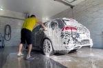 Украинским водителям запретили мыть свои авто. Фото: YouTube