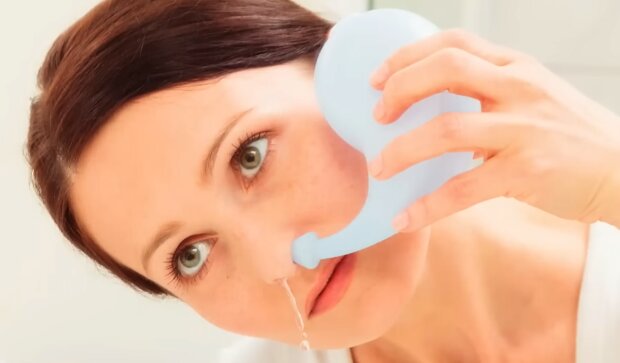 Промивка носа. Фото: YouTube