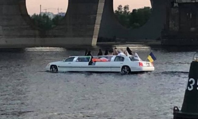 В сети показали, на что способен украинский водный лимузин