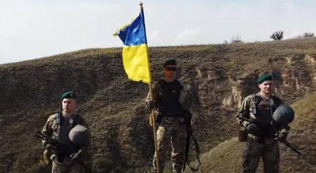 Военные с флагом Украины. Фото: скриншот YouTube-видео