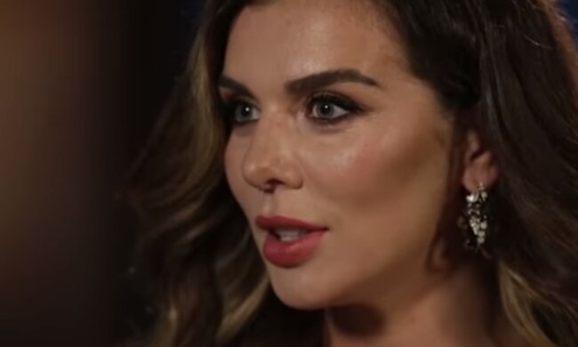 Певица Анна Седокова вышла под дождь в одном купальнике. Фото: скриншот YouTube