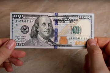 Доллары. Фото: YouTube, скрин