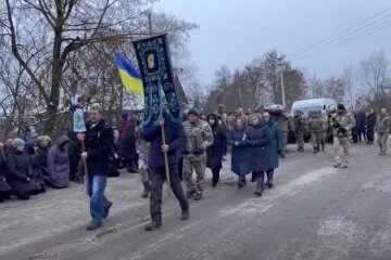 Прощание с погибшим Героем ВСУ. Фото: скриншот YouTube-видео