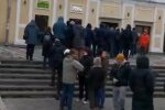 Очередь в банкомат РФ. Фото: скриншот YouTube-видео