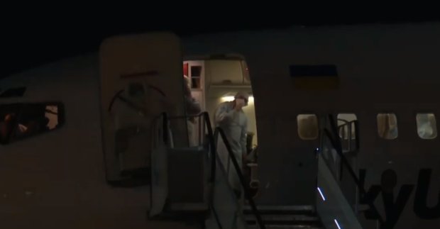 Самолет из Италии с эвакуированными украинцами. Фото: скриншот YouTube