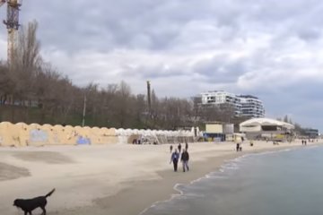 Отдых возле моря. Фото: скриншот YouTube