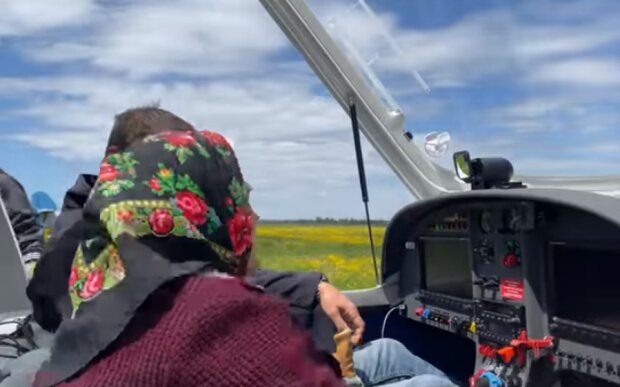 90-летняя бабушка из Закарпатья научилась управлять самолетом. Фото: скриншот YouTube