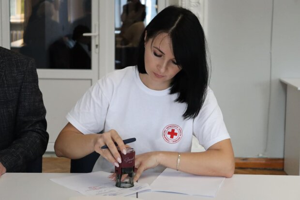 Представитель Красного Креста. Фото: пресслкжба Красного креста в Facebook