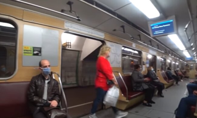 Пассажиры метрополитена. Фото: скрин YouTube