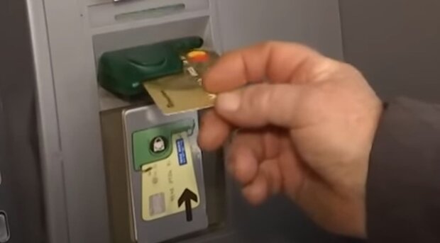 Українцям повідомили про примусове списання грошей з рахунків.
