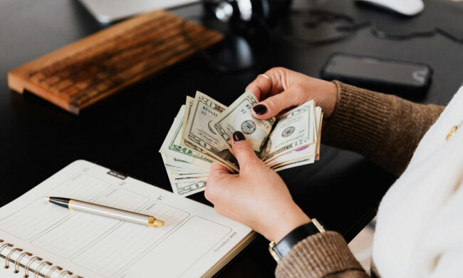 Долари, гроші, допомога. Фото: Telegram