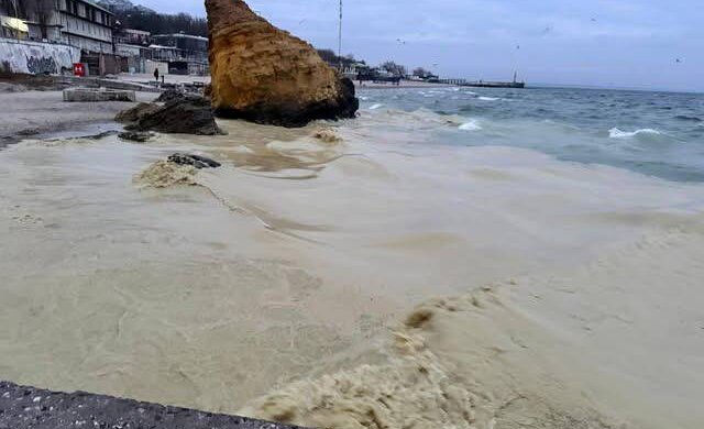 Екологічна катастрофа в Одесі: нафтові плями покрили море