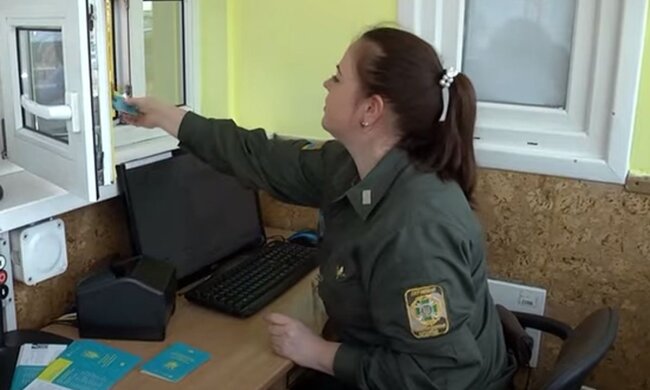 Проверка документа на границе. Фото: скриншот YouTube-видео