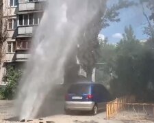 Плановое мытье домов: киевлян "порадовали" сразу два мощных фонтана – били прямо из-под земли (видео)