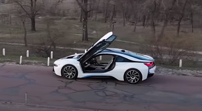 Среди хлама и мусорных баков: BMW за 3 миллиона нашли в неожиданном месте