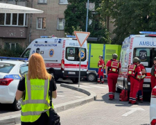 У Черкасах чоловік зі зброєю захопив Макдональдс - відео