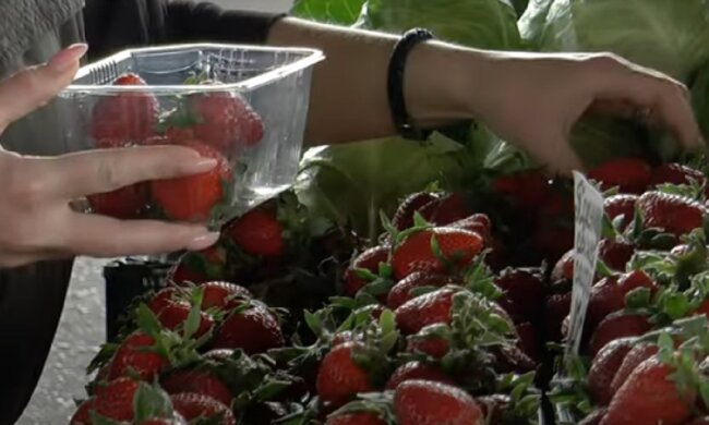 Перша полуниця на ринку, фото: youtube.com