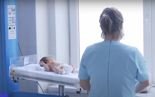 В Україні збільшили допомогу при народженні дитини до 50 тис грн. Фото: YouTube