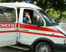 В Киеве голый мужик выпрыгнул из машины скорой помощи и убежал. Видео