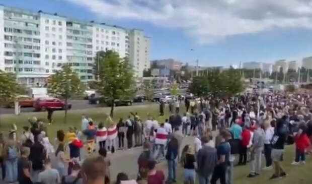 В Минске тысячи людей пришли проститься с первой жертвой протестов. Фото: скриншот YouTube