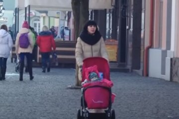 Украинка с ребенком. Фото: скриншот YouTube-видео