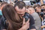 Олег Сенцов с дочерью в момент его возвращения в Украину, фото - 24 телеканал