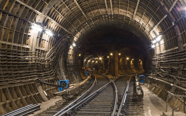 В Сети появились свежие фото строительства метро на Виноградарь. Его действительно строят